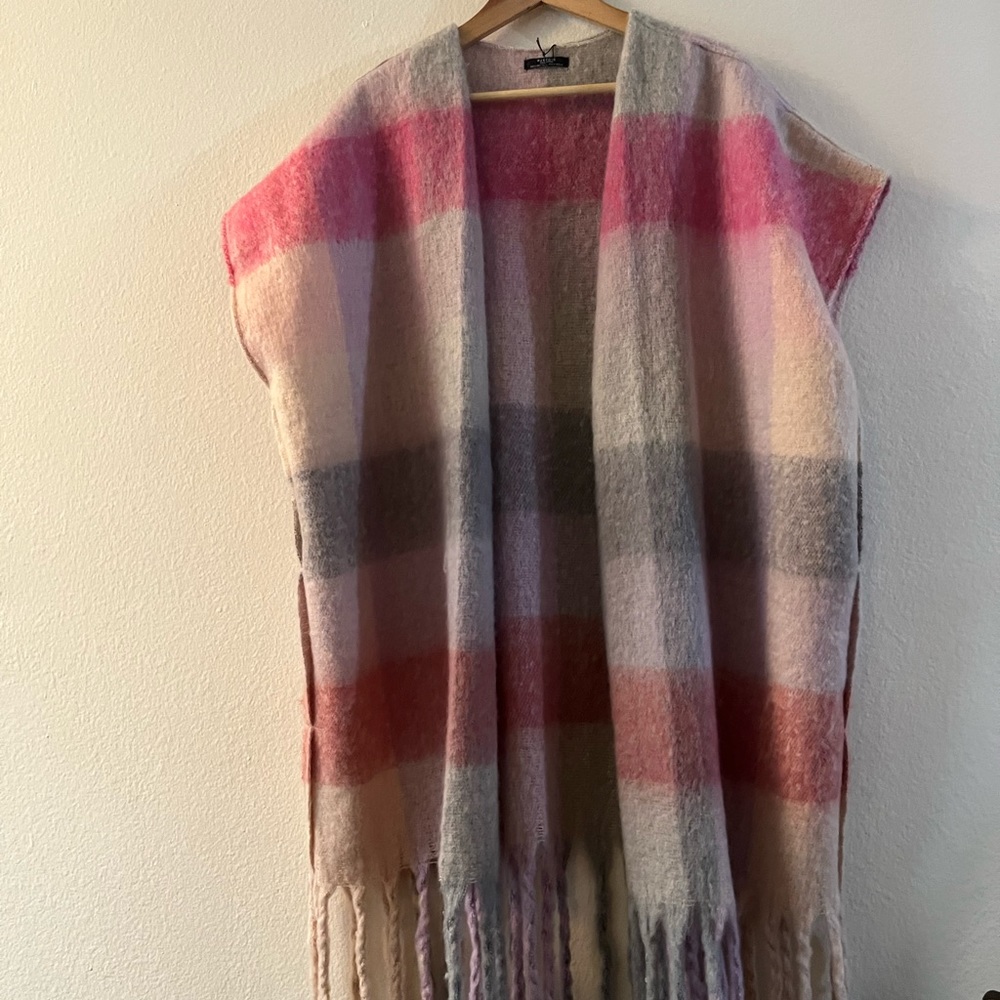 Beautiful Fringed Piece - Picture 6 of 12